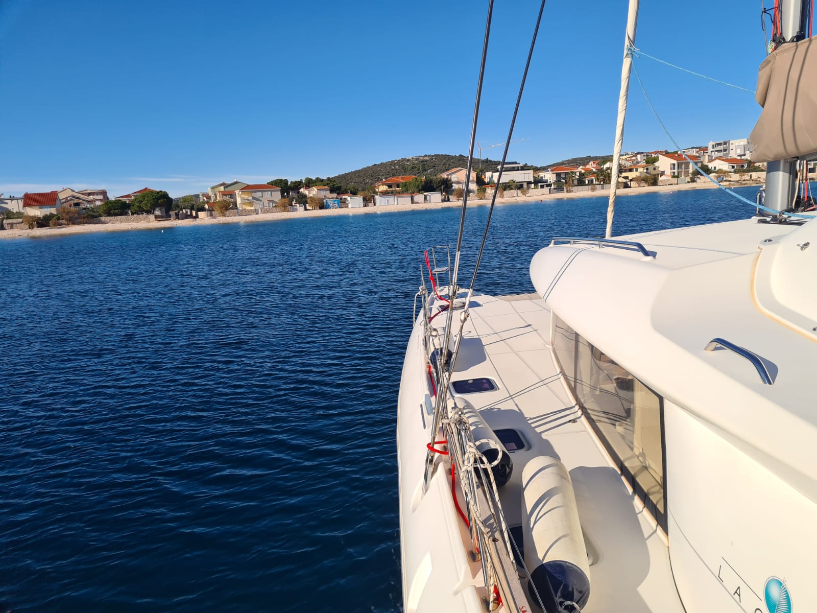 Blick auf Segel und Rigging einer Yacht