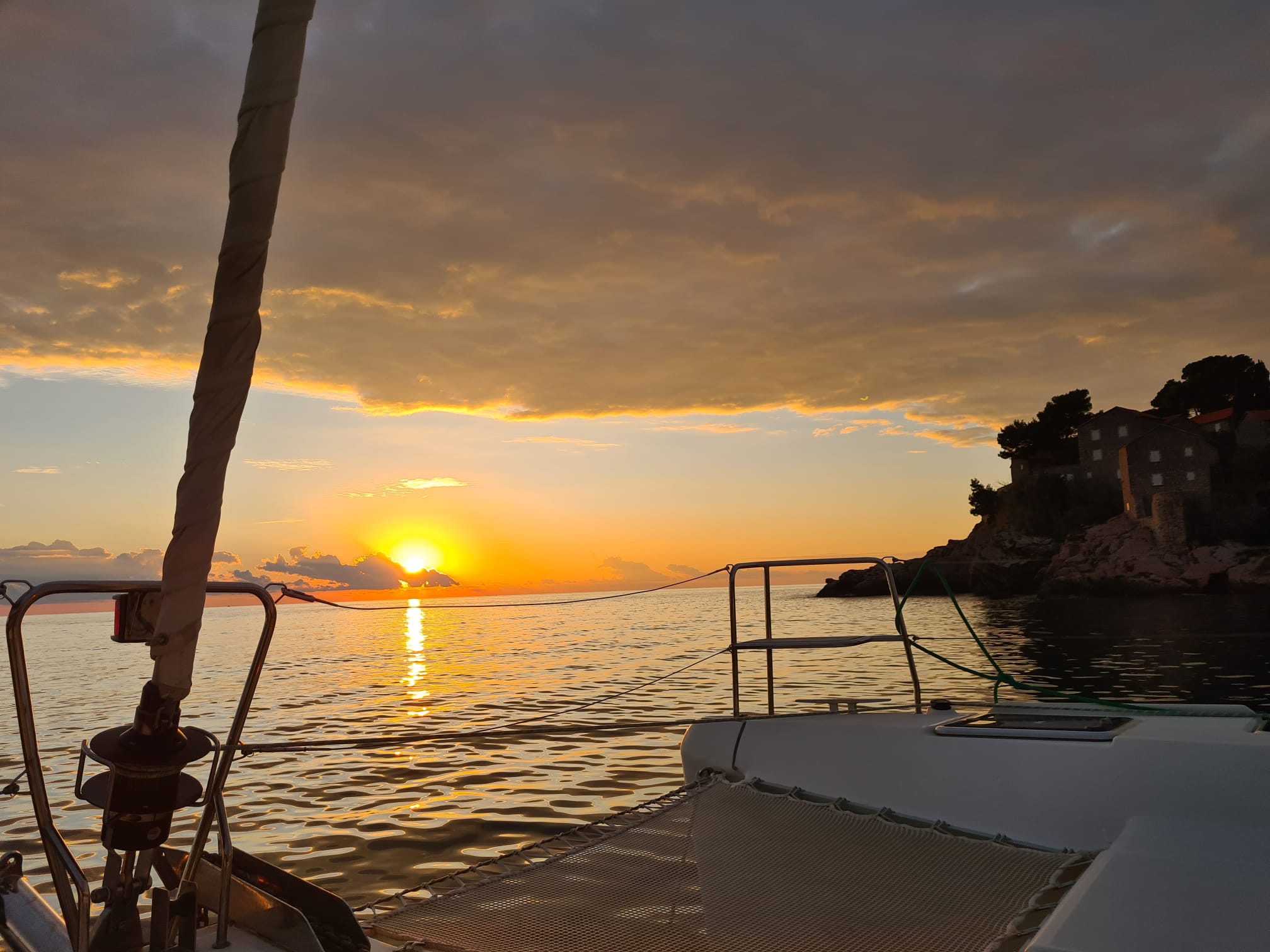 Luxuriöse Segelyacht auf dem Mittelmeer