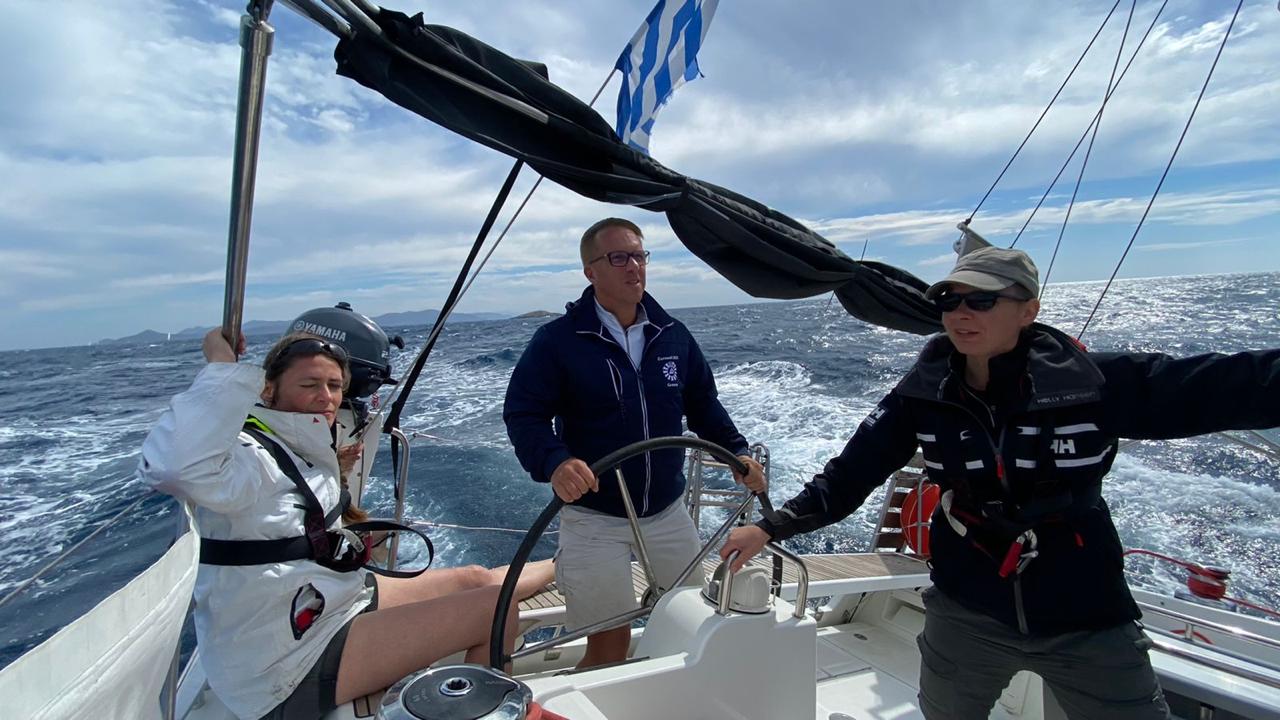 Segelyacht bei Sonnenuntergang